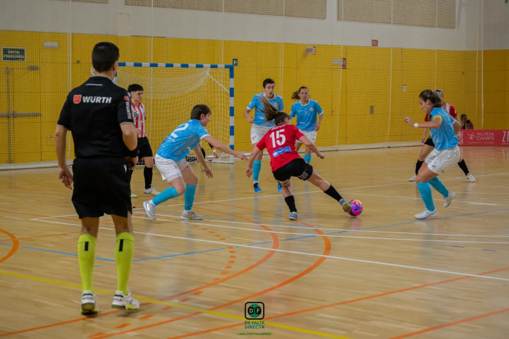 Penya Esplugues ganó 5-2 a CD Chiloeches en un partido crucial de la Primera División Femenina de Futsal.